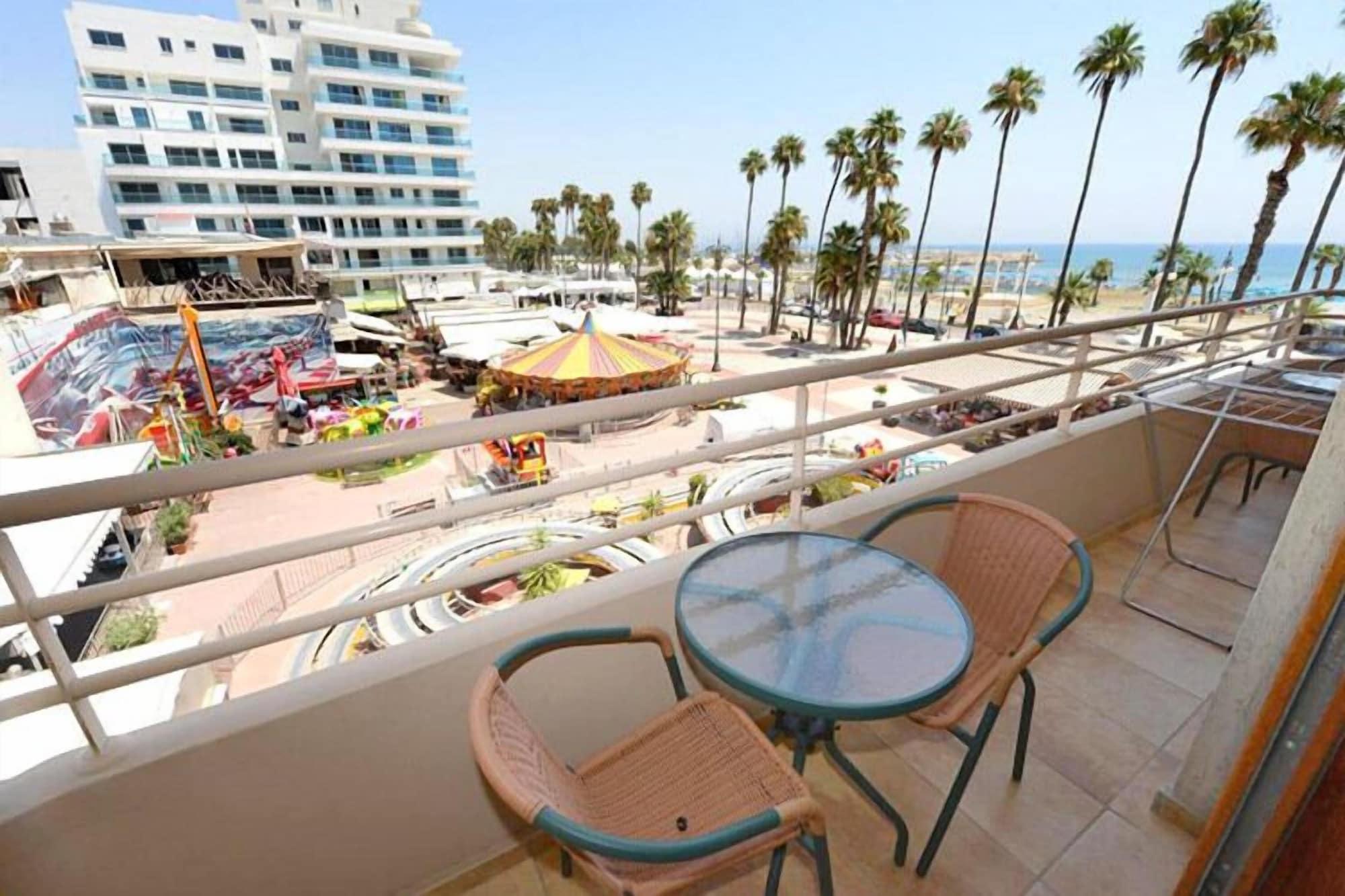 Les Palmiers Beach Boutique Hotel & Luxury Apartments Larnaca Exterior photo